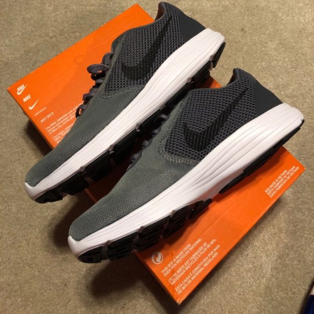 Men’s Nike Revolution 3 size 10 brand new